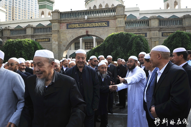 青海化隆县各界穆斯林代表到西宁东关清真大寺祝贺马跃祥阿訇任职