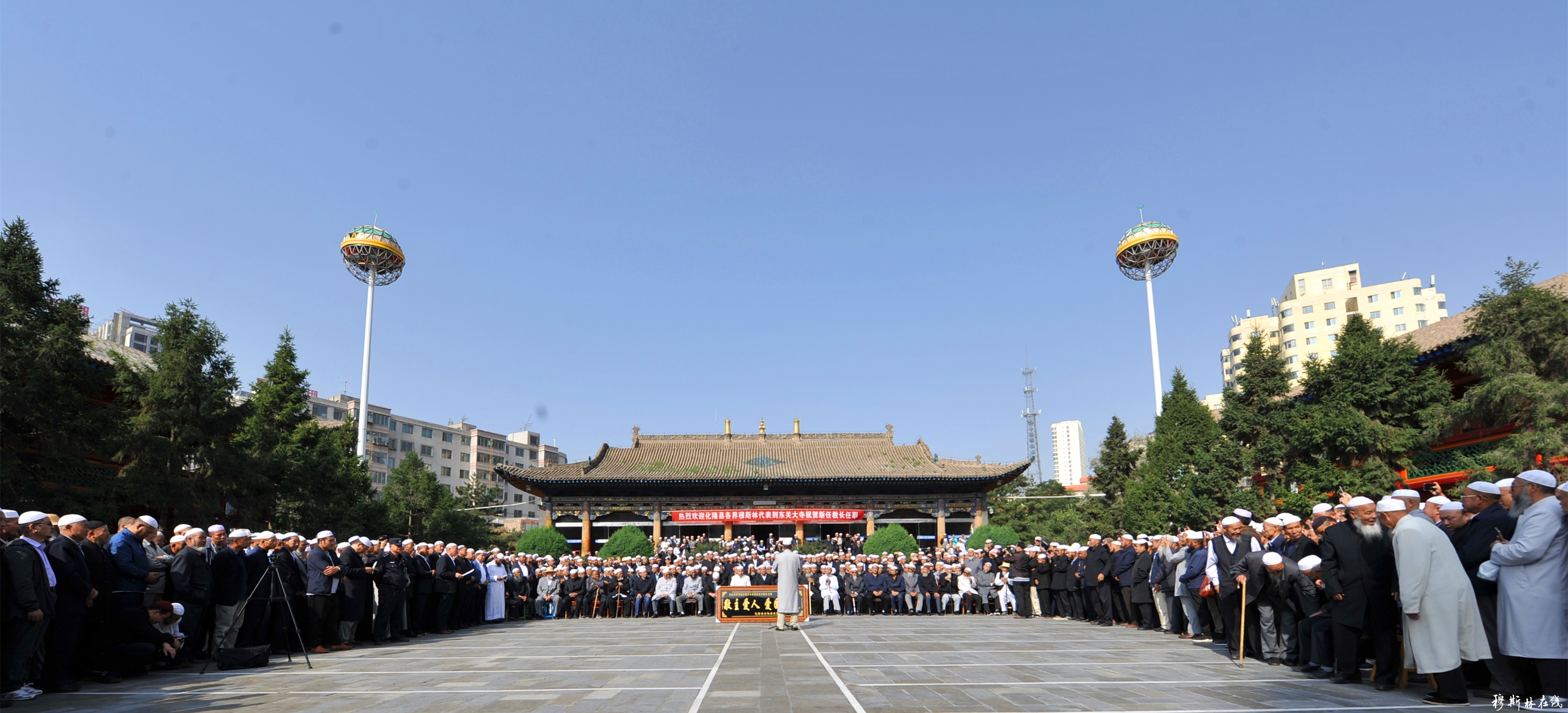 青海化隆县各界穆斯林代表到西宁东关清真大寺祝贺马跃祥阿訇任职