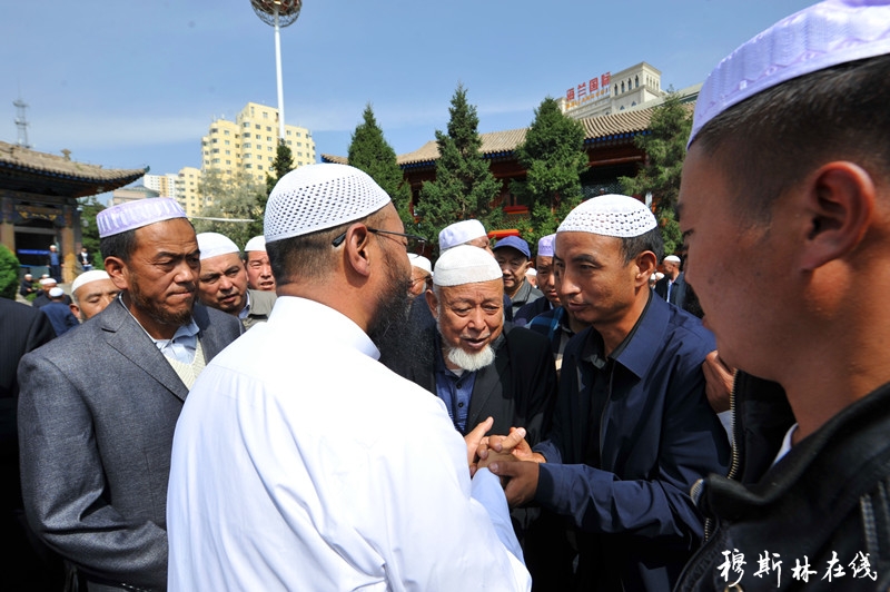 青海化隆县各界穆斯林代表到西宁东关清真大寺祝贺马跃祥阿訇任职
