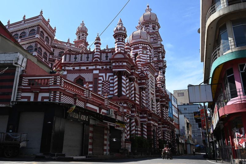 斯里兰卡首都科伦坡，红色清真寺。空旷的街道，寂寥的红色清真寺。