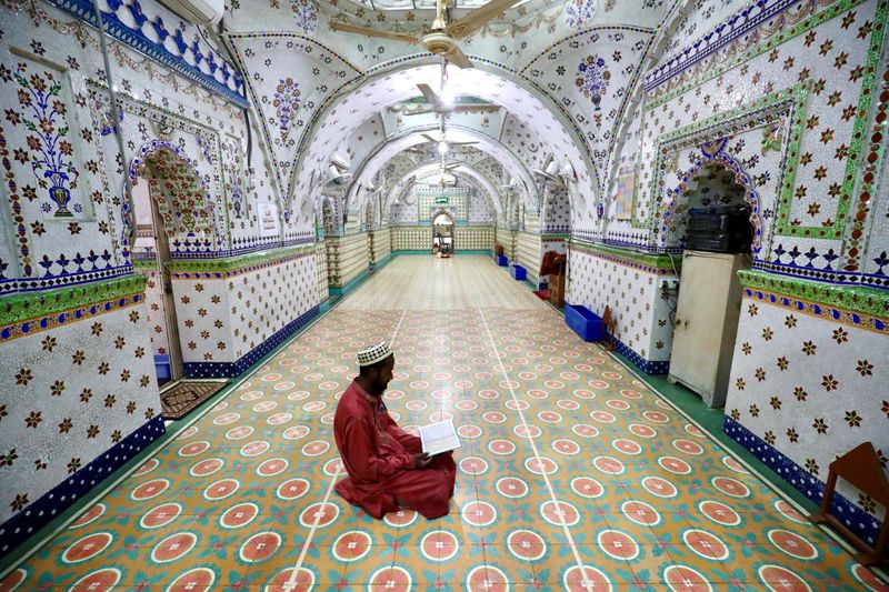 孟加拉国首都达卡，星星清真寺。一名穆斯林在空旷的清真寺诵念古兰经。