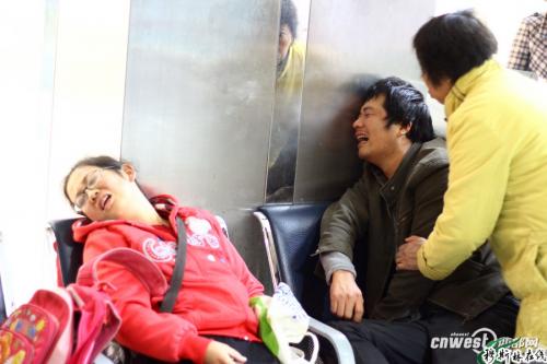 事故造成一名8岁小女孩死亡,亲人伤心欲绝(摄影:记者 贺桐)中新网西安