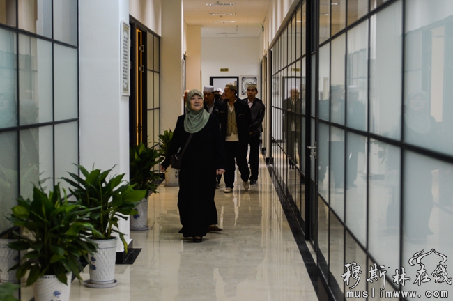 9月24日,西安市新城区东新街清真寺,解放路清真女寺新寺竣工揭牌.