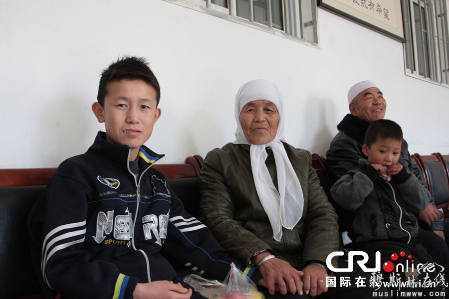 王进金和前来探望他的姑姑、姑父。孤儿院的老师说，王进金来了5、6年，一直没有亲人探望。他们为找到王进金的家人作了种种努力，终于联系上他的姑姑。