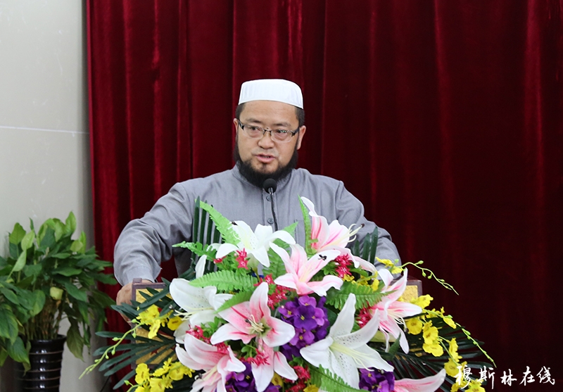 图为中国回族协会副会长马忠孝(右)和西宁夏都公益理事长马建勋(左)为