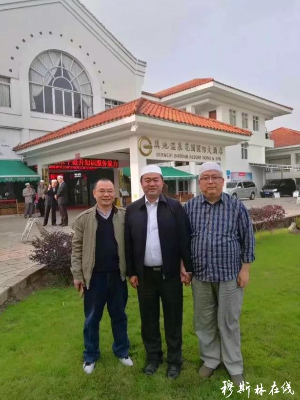 主编韩海潮与《中国穆斯林》主编马利强,云南省伊协秘书长代俊峰合影