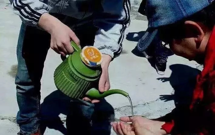 回族把净身称为洗大小净,没有大小净就不能做开始宗教功课,也不能参加