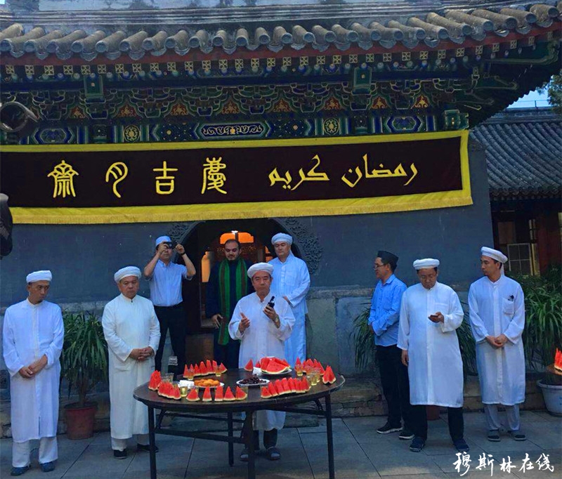 北京牛街清真寺阿訇在开斋前给多思迪们讲"卧尔兹",由牛街的历史引申