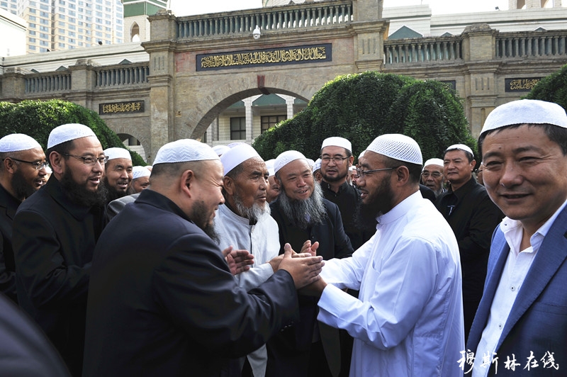 青海化隆县各界穆斯林代表到西宁东关清真大寺祝贺马跃祥阿訇任职