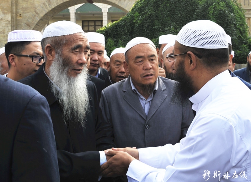 青海化隆县各界穆斯林代表到西宁东关清真大寺祝贺马跃祥阿訇任职